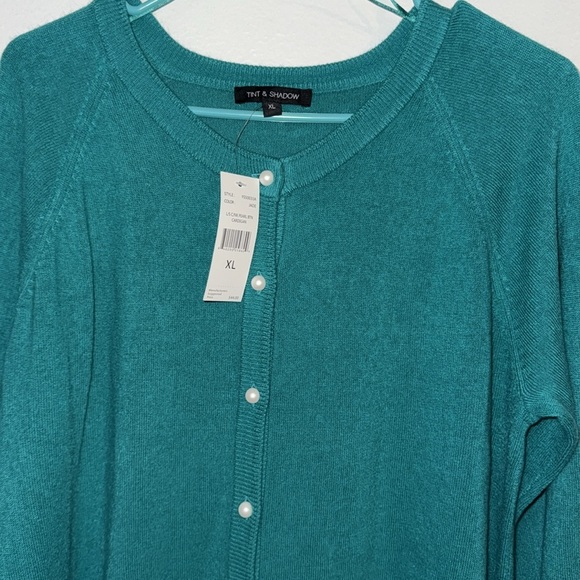 🌹NWT:TINT & SHADOW PEARL BUTTON SWEATER - Picture 2 of 8